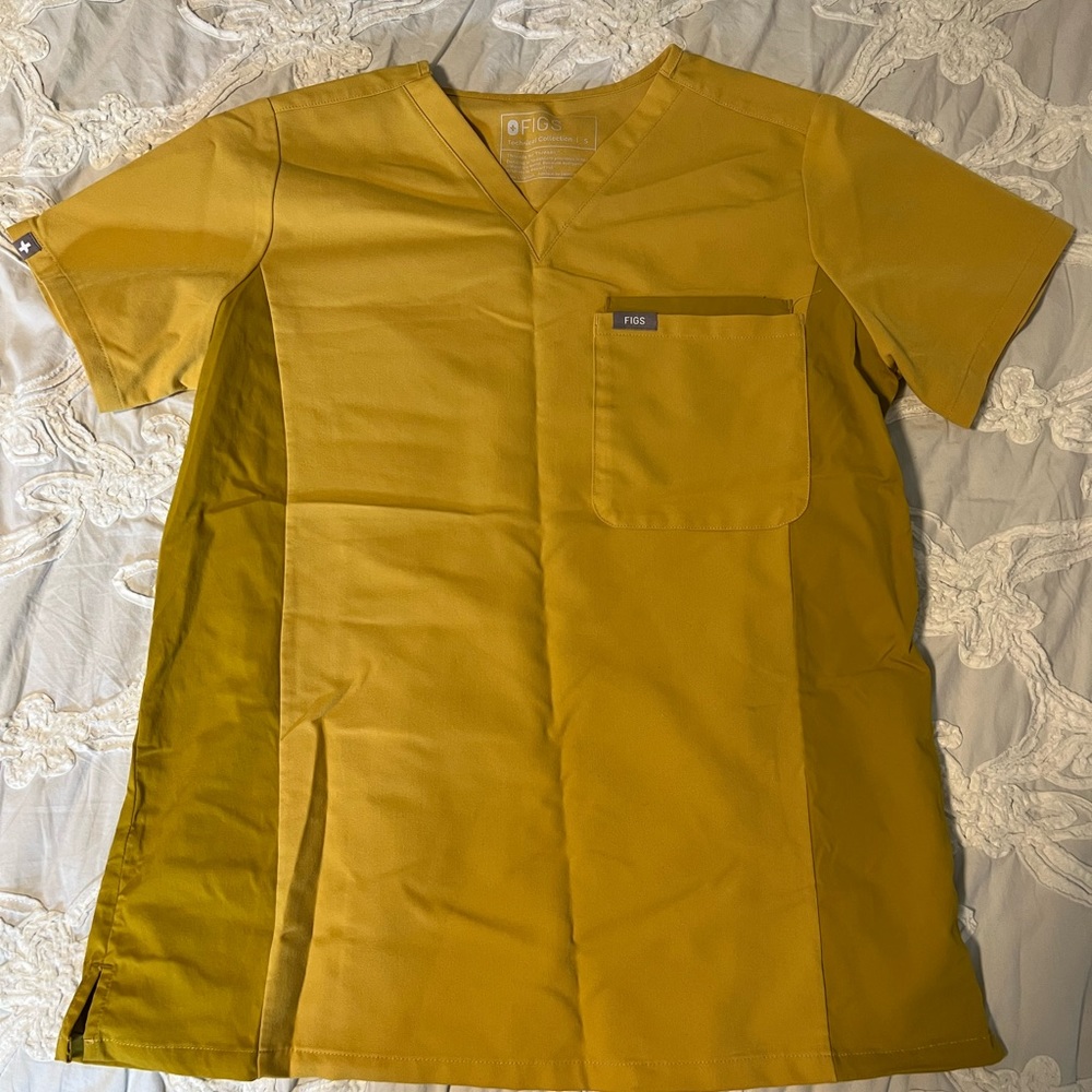 Women’s mustard size small scrub top